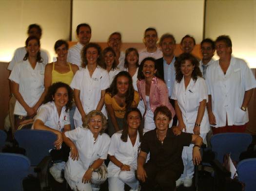 Marieli (abajo, de marrón) con sus compañeros de trabajo del Instituto Universitario Dexeus.